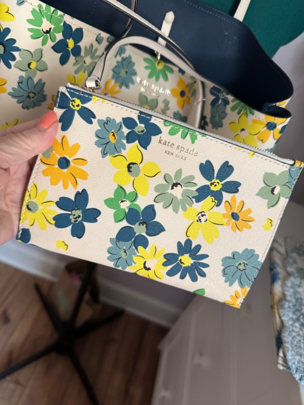 Kate Spade Daisy Blue, Yellow Green Daisies Purse makeup pouch & Matching Wallet - Picture 3 of 5